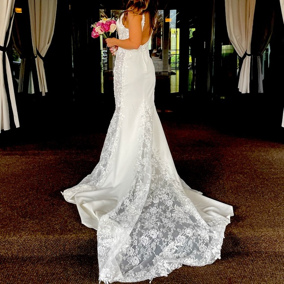 Beautiful wedding dress with a lovely train. - Picture 10 of 11
